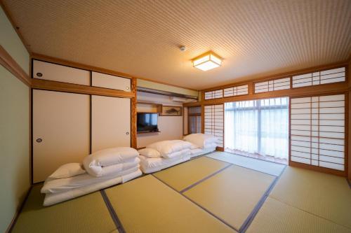 Habitación con 2 camas y ventana en Osugi no Yado - Vacation STAY 43977v, en Yufu