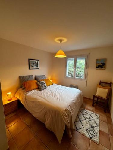 une chambre avec un lit et une fenêtre dans l'établissement T4 en duplex, vue mer et piscine, à Banyuls-sur-Mer