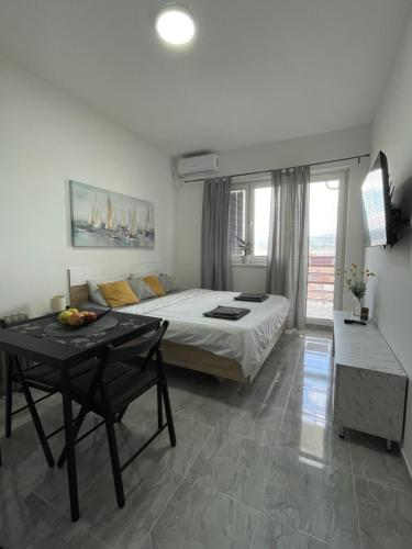 Ένα ή περισσότερα κρεβάτια σε δωμάτιο στο Grey apartment