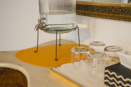uma mesa com copos e um liquidificador no balcão em Lucignolo em Fucecchio