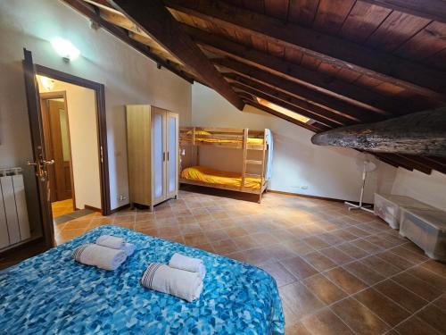 a bedroom with two bunk beds in a room at Casa Monique in Badalucco