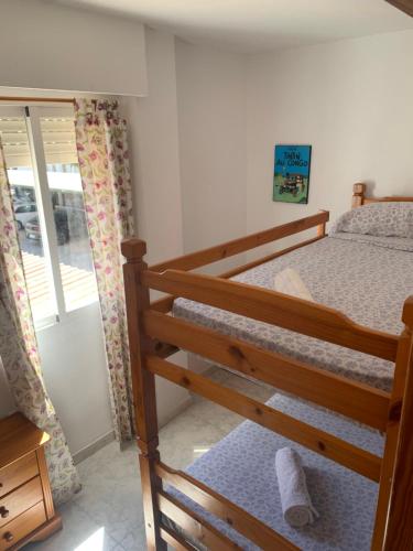 デニアにあるApartamento Talimaのベッドルーム1室(二段ベッド2台、窓付)が備わります。