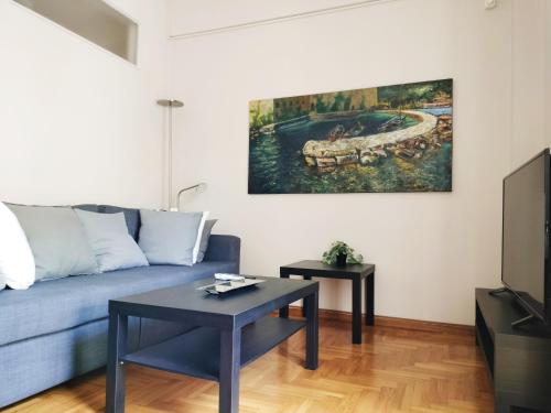 A seating area at Koukaki cozy apartment 5 minutes to metro
