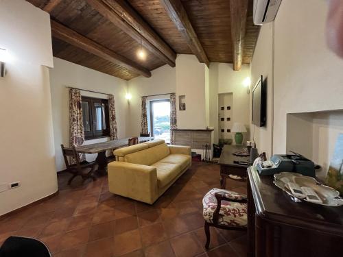 uma sala de estar com um sofá e um piano em Holiday House Colle del Mondo em Collecorvino