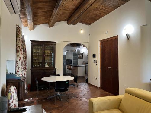 uma sala de estar com um sofá e uma mesa em Holiday House Colle del Mondo em Collecorvino