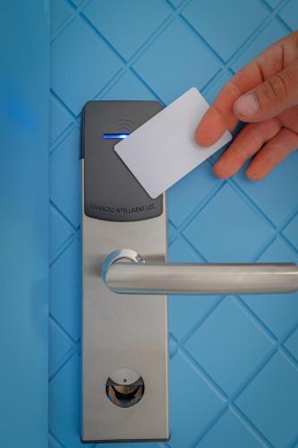a hand holding a piece of paper in a card holder at Vila Bana in Qeparo