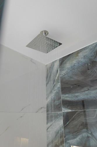 a room with a white wall with a ceiling at Vila Bana in Qeparo