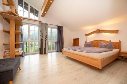 - une chambre avec un lit et une mezzanine dans l'établissement Alpenkönigin Fewo Lang, à Riezlern