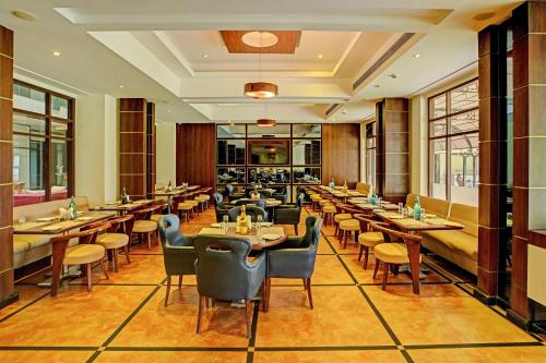 Ein Restaurant oder anderes Speiselokal in der Unterkunft Palette - Hilife Towers 