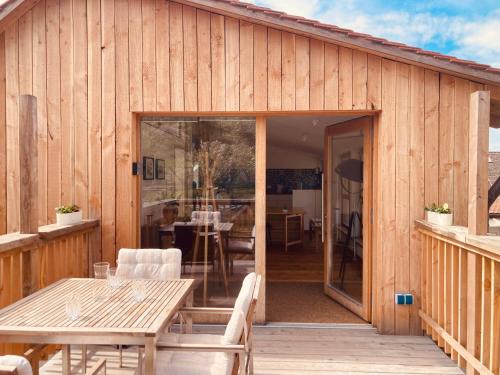a wooden house with a wooden table and a glass door at ökologisch Wohnen im Grünen in Marburg an der Lahn