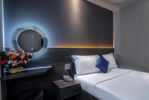 Ein Bett oder Betten in einem Zimmer der Unterkunft Ruby Saigon Hotel