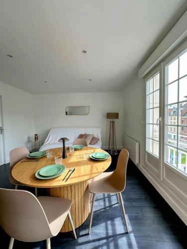 une table et des chaises dans une chambre avec un lit dans l'établissement Le Logis du Roi, Hyper centre-ville, à Amiens