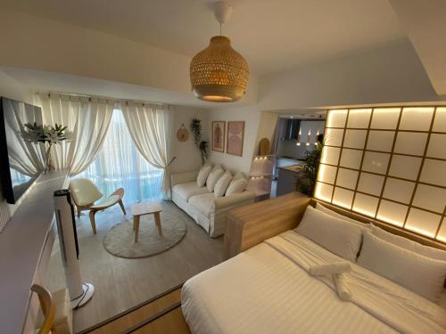 - un salon avec un lit et un canapé dans l'établissement Muji Inspired Beach view, à San Fernando