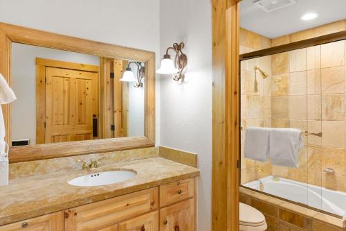 y baño con lavabo, bañera y aseo. en Affordable Mountain Lodge Ski in Ski out en Telluride