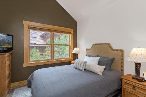 1 dormitorio con cama y ventana en Affordable Mountain Lodge Ski in Ski out, en Telluride