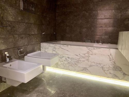 a bathroom with a sink and a toilet and a tub at ! 1 min dalla Sagra della Salsiccia in Santa Ninfa