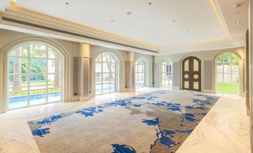 a large room with a world rug on the floor at Enrise by Sayaji Lonavala in Lonavala