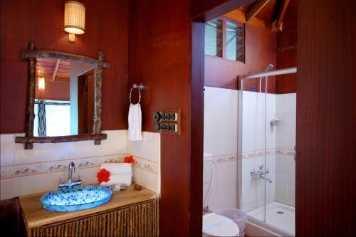 Ein Badezimmer in der Unterkunft Thekkady Carmelia Haven Resort