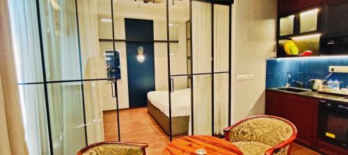 une chambre avec un lit et une cuisine dans l'établissement Maple Tree, Lucknow - Couple Friendly, à Lucknow