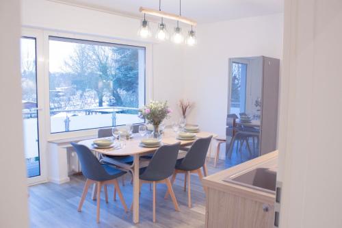 eine Küche und ein Esszimmer mit einem Tisch und Stühlen in der Unterkunft NOVA Blume I Phantasialand I Cologne I Bonn in Brühl