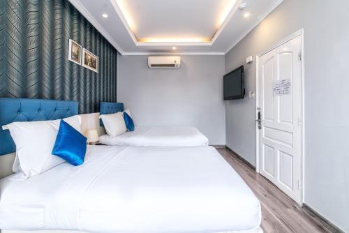 Una cama o camas en una habitación de Ruby Saigon Hotel