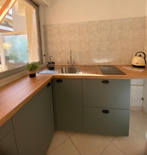 une cuisine avec un évier et un plan de travail dans l'établissement Camille Joli Studio Clim Centre, à Menton