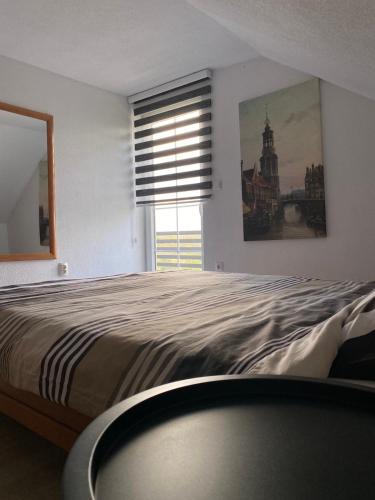 um quarto com uma cama e uma janela com uma cortina de janela em Villa Pluto em Gnjilane