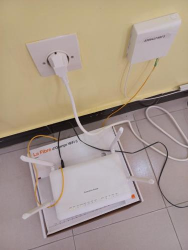 a nintendo wii game system plugged into a wall at Appartement meublé confort climatisé in Keur Massar