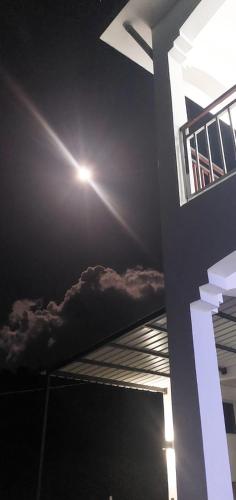 una luz de la calle en el techo de un edificio en Les Manglier, en Port Mathurin