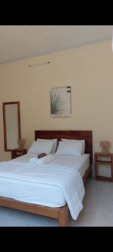 1 dormitorio con 2 camas con sábanas blancas en Les Manglier, en Port Mathurin
