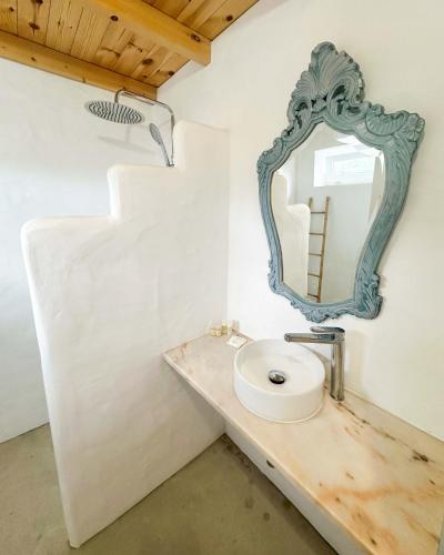 a bathroom with a mirror and a sink at Valle D`Água - Casas de campo in Vale de Água