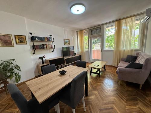 Large 3BR family apartment in the center and sand beach 5BD