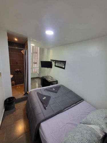- une chambre avec un lit dans une chambre avec une salle de bains dans l'établissement Résidence Richemond, à Marseille