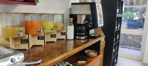 encimera de cocina con cafetera y zumo en Hotel Moranna en Lido di Camaiore