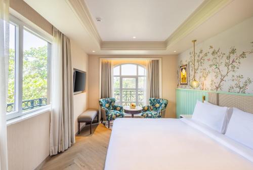 um quarto de hotel com uma cama e uma janela em Enrise by Sayaji Lonavala em Lonavala
