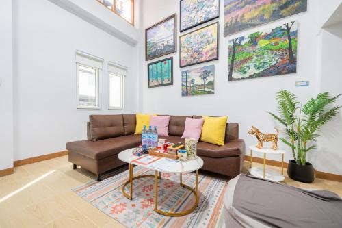 a living room with a couch and a table at Chummy House Khaosan 10-Min, Peace Haven in Bangkok