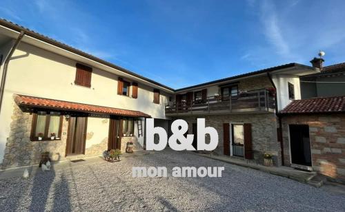 FlagognaにあるBed and Breakfast MON AMOURの大看板の建物