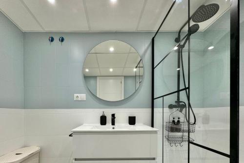 y baño con lavabo y espejo. en Impresionante ático con garaje, en Rincón de la Victoria