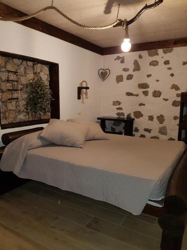 FlagognaにあるBed and Breakfast MON AMOURの部屋にベッドがある寝室