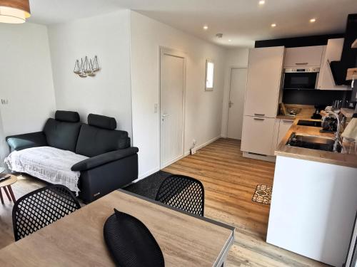 un salon avec un canapé et une table dans l'établissement Entre mer et foret 1, à Jard-sur-Mer
