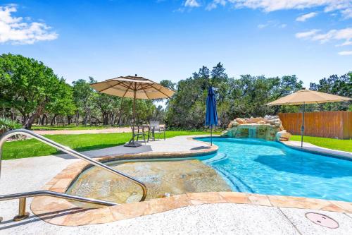 A piscina localizada em Rim Rock Cabin ou nos arredores