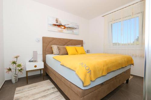 Un pat sau paturi într-o cameră la Luxury Penthouse Paola