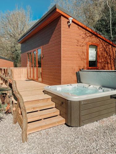 Fotografie z fotogalerie ubytování Herons Lake Retreat Hot Tub Lodges v destinaci Caerwys