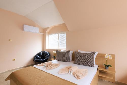 ein Schlafzimmer mit einem Bett, auf dem zwei Handtücher liegen in der Unterkunft Hotel Angy in Goldstrand