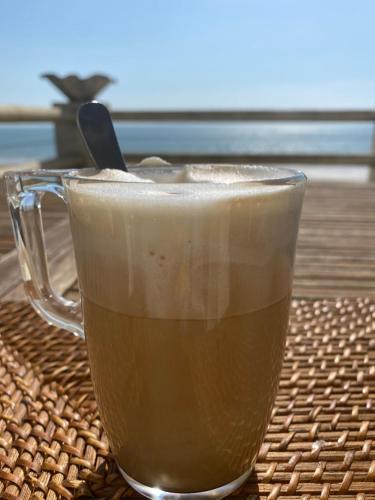 ラ・ボールにあるFace merのテーブルに座ったコーヒーマグカップ