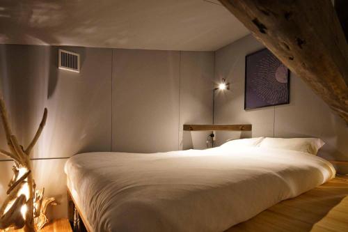 a bedroom with a large white bed in a room at 日向サーフキャンプ110 in Hyuga