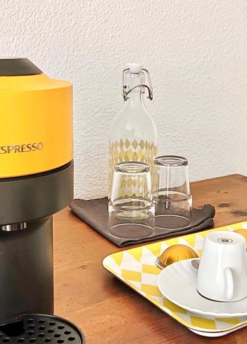 une bouteille d'eau assise sur une table à côté d'une assiette dans l'établissement Maison Notre Dame des Apôtres, à Capbreton