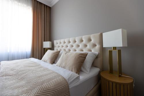 sypialnia z białym łóżkiem i dużym oknem w obiekcie ZB Apartment GOLD Piekary Bytom Sląskie Siemianowice Chorzów w mieście Piekary Śląskie