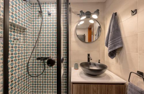 Un baño con lavabo y ducha. en City Lights Preveza, en Preveza