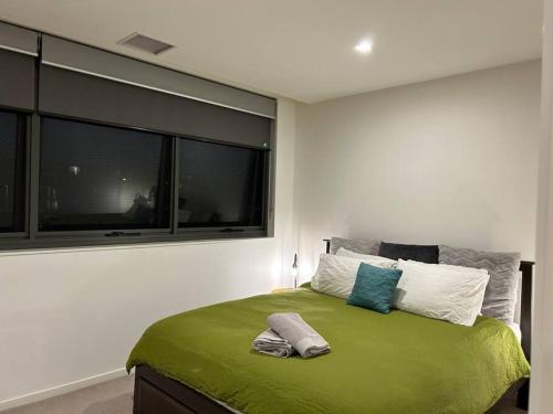 Postel nebo postele na pokoji v ubytování Plush Apartment on Mort